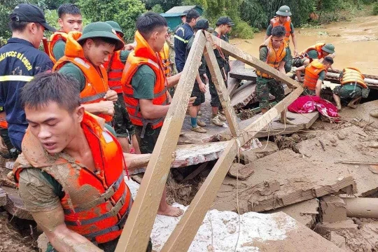 Nghĩa đồng bào ở thời khắc lâm nguy và sự táng tận lương tâm của kẻ cơ hội