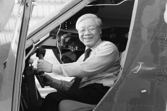 Tối 15/2/2018 (đêm 30 Tết), Tổng Bí thư Nguyễn Phú Trọng đã đến phố đi bộ Hồ Gươm, chúc Tết người dân và mừng tuổi các em nhỏ. Ông tươi cười, bế một cháu nhỏ và cùng chụp hình lưu niệm với người dân. Ảnh: VnExpress