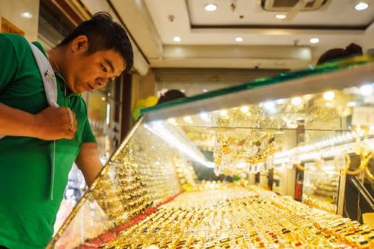 Giá vàng sắp giảm mạnh, nhà đầu tư nên chờ đợi?