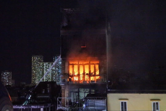 Vụ cháy làm 4 người tử vong: Ám ảnh bàn tay vẫy cầu cứu từ tầng 6