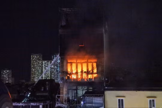 Vụ cháy làm 4 người tử vong: Ám ảnh bàn tay vẫy cầu cứu từ tầng 6