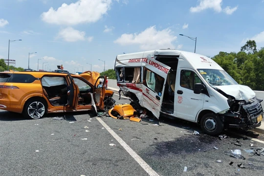 Hiện trường vụ TNGT trên cao tốc Hà Nội - Hải Phòng làm 2 người tử vong, 8 người bị thương.