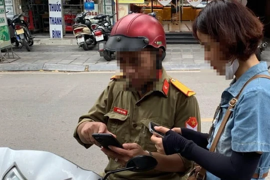 Tấp nập giao dịch vàng tại quán nước, vỉa hè