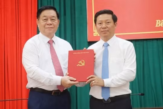 Trưởng Ban Tuyên giáo Trung ương Nguyễn Trọng Nghĩa (trái) trao quyết định cho ông Trần Thanh Lâm. Ảnh: Chương Đài/TTXVN.