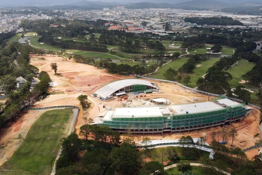 Tòa nhà câu lạc bộ golf đồi Cù Đà Lạt nhìn trên cao, hồi cuối tháng 4/2024. Ảnh: Xuân Ngọc
