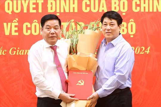 Thường trực Ban Bí thư Lương Cường (phải) trao quyết định cho tân Bí thư Bắc Giang Nguyễn Văn Gấu. 