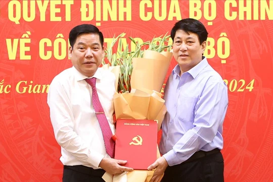 Thường trực Ban Bí thư Lương Cường (phải) trao quyết định cho tân Bí thư Bắc Giang Nguyễn Văn Gấu. 