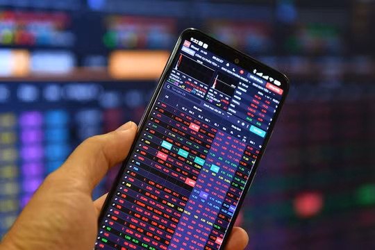 Vợ con sếp lớn ngân hàng, tập đoàn dồn dập mua cổ phiếu: Tín hiệu gì?