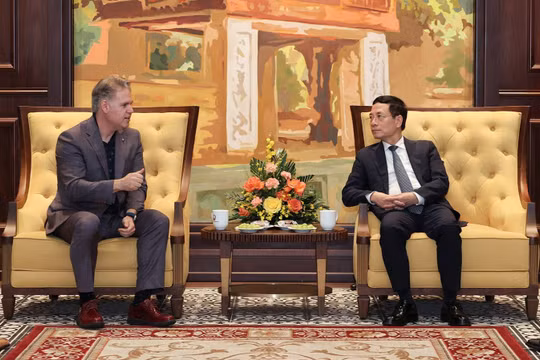 Bộ trưởng Bộ TT&TT Nguyễn Mạnh Hùng tiếp Phó Chủ tịch Nvidia Keith Strier. Ảnh: Lê Anh Dũng