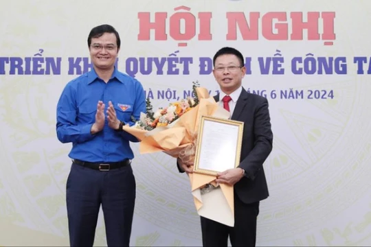 Tân Tổng Biên tập Báo Tiền Phong Phùng Công Sưởng nhận quyết định bổ nhiệm. Ảnh: Báo Tiền Phong. 