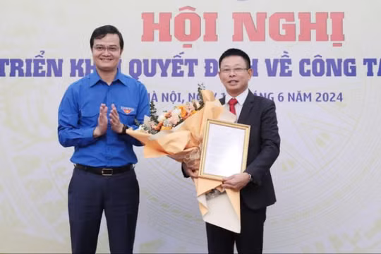 Tân Tổng Biên tập Báo Tiền Phong Phùng Công Sưởng nhận quyết định bổ nhiệm. Ảnh: Báo Tiền Phong. 