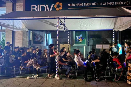 Người dân "lăn lê" từ tờ mờ sáng để chờ đến lượt mua vàng. Ảnh: PT.