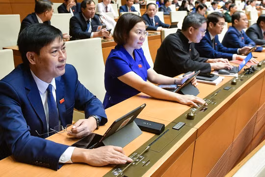 Đại biểu bấm nút thông qua dự án “1 luật sửa 4 luật”. Ảnh: QH