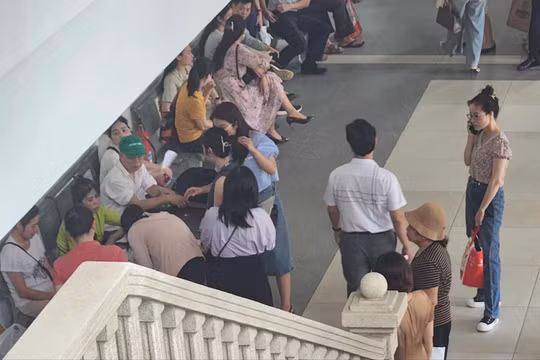 Người dân đến nộp hồ sơ tại Cục Thi hành án dân sự TP Hà Nội.