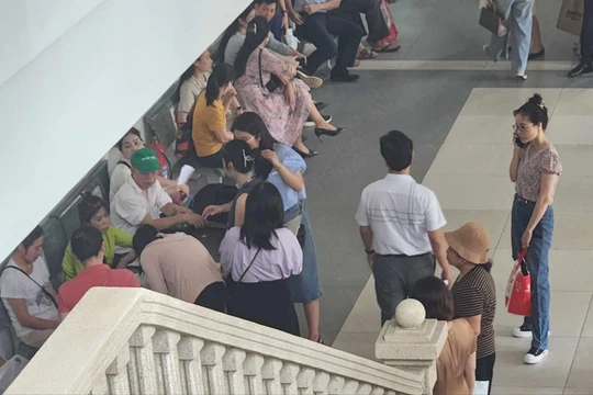 Người dân đến nộp hồ sơ tại Cục Thi hành án dân sự TP Hà Nội.