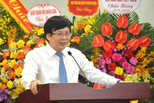 Nhà văn Hồ Quang Lợi tại buổi ra mắt cuốn sách Người trên đường đời.