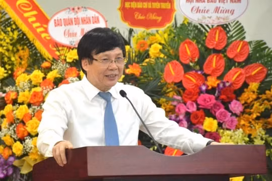 Nhà văn Hồ Quang Lợi tại buổi ra mắt cuốn sách Người trên đường đời.