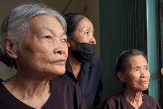 Bà Nguyễn Thị La và bà Nguyễn Thị Quất dõi theo dòng người vào viếng Tổng bí thư Nguyễn Phú Trọng.