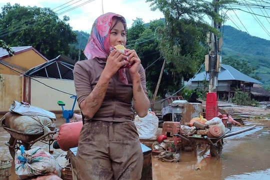 Bỗng nổi tiếng với tên gọi "hoa hậu" lấm lem bùn đất, nữ giáo viên mầm non nói gì?