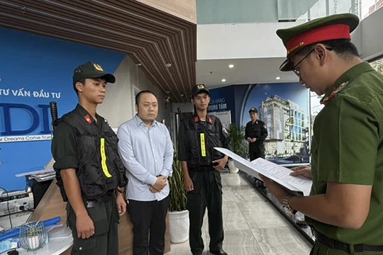 Cơ quan CSĐT Công an TP Đà Nẵng tống đạt quyết định khởi tố vụ án, khởi tố bị can và thực hiện lệnh bắt tạm giam đối với Nguyễn Quang Hoàng, Tổng giám đốc Công ty TNHH MTV Tư vấn đầu tư GFDI. Ảnh: CATP