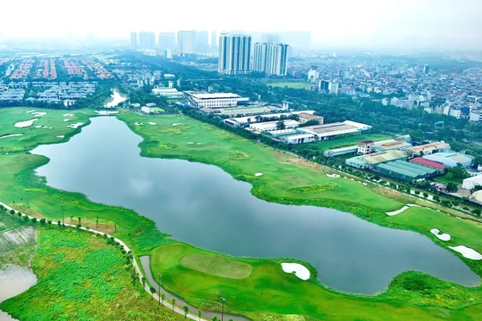Sân golf 9 lỗ “mọc” trên đất công viên tại Khu đô thị Bắc An Khánh của Sovico. (Ảnh: Đình Huy)