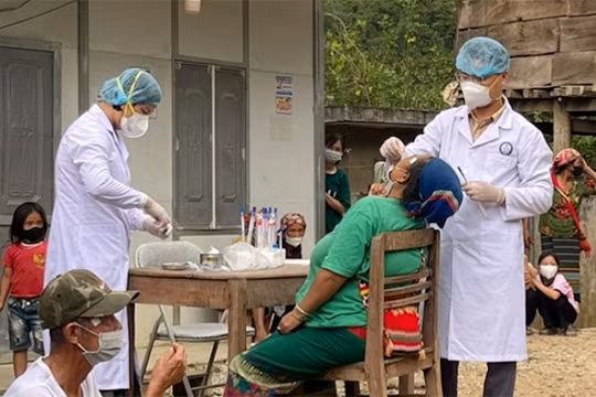 Cán bộ y tế ở huyện Kỳ Sơn, Nghệ An lấy mẫu đối với những người liên quan đến ca bệnh. Ảnh: Vnexpress