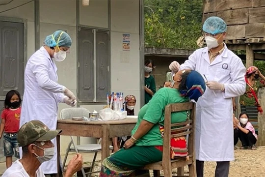 Cán bộ y tế ở huyện Kỳ Sơn, Nghệ An lấy mẫu đối với những người liên quan đến ca bệnh. Ảnh: Vnexpress