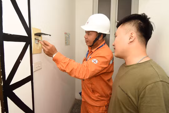 Điện lực Hà Nội hướng dẫn người dân sử dụng điện an toàn, tiết kiệm