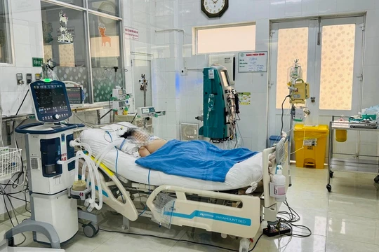 Bệnh nhi ngộ độc bánh mì nặng nhất đã tử vong. Ảnh: H.Anh