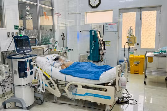 Bệnh nhi ngộ độc bánh mì nặng nhất đã tử vong. Ảnh: H.Anh