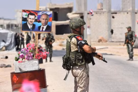 Ngày 15/10, quân đội Nga đã tiến vào chiếm giữ các thành phố ở Bắc Syria sau khi quân Mỹ rút. Ảnh: quân cảnh Nga ở Manbij.