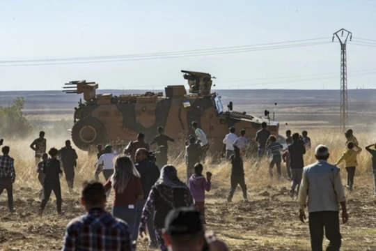 Sau hai cuộc đầu thuận lợi, đến cuộc tuần tra chung thứ ba, đoàn xe của quân cảnh Nga và lính biên phòng Thổ Nhĩ Kỳ đã bị người Kurd ở biên giới Syria dùng đất đá tấn công.