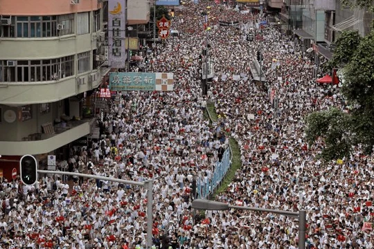 Các cuộc biểu tình kéo dài suốt 4 tháng nay ở Hồng Kông đã gây nên bất ổn về chính trị.kinh tế và xã hội khiến nhiều người giàu có mang tài sản ra nước ngoài định cư.