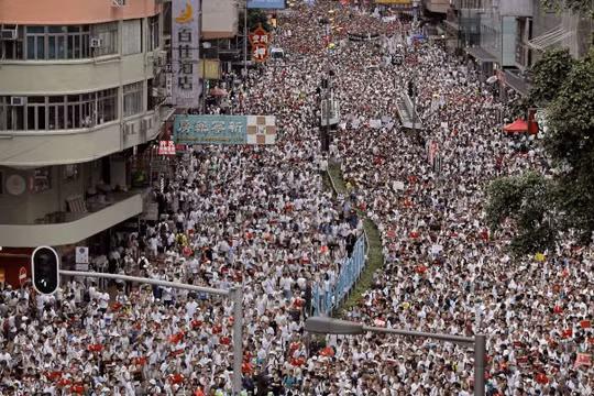 Các cuộc biểu tình kéo dài suốt 4 tháng nay ở Hồng Kông đã gây nên bất ổn về chính trị.kinh tế và xã hội khiến nhiều người giàu có mang tài sản ra nước ngoài định cư.