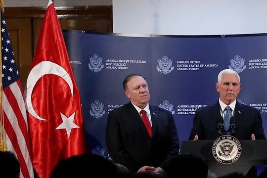 Phó Tổng thống Mỹ Mike Pence họp báo tại Ankara tuyên bố Mỹ và Thổ Nhĩ Kỳ đã đạt được thỏa thuận ngừng bắn cho việc Thổ Nhĩ Kỳ chấm dứt hoạt động quân sự và rút quân khỏi miền Bắc Syria.