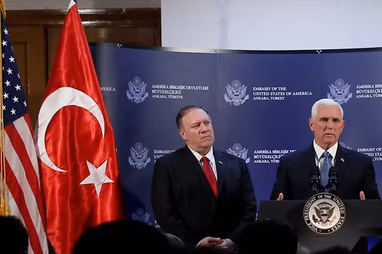 Phó Tổng thống Mỹ Mike Pence họp báo tại Ankara tuyên bố Mỹ và Thổ Nhĩ Kỳ đã đạt được thỏa thuận ngừng bắn cho việc Thổ Nhĩ Kỳ chấm dứt hoạt động quân sự và rút quân khỏi miền Bắc Syria.