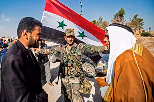 Ngày 14/10, dân chúng thị trấn Tal Tamr ở miền Bắc Syria vui mừng đón quân đội chính phủ tiến vào. Ảnh: AFP.