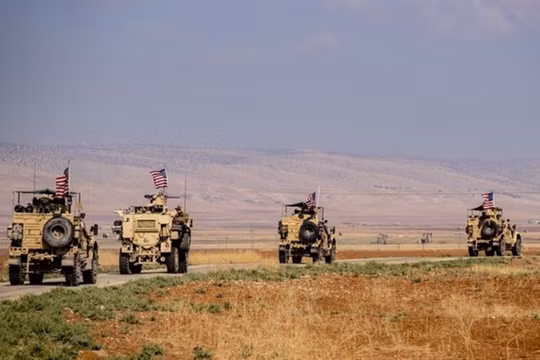 Đoàn xe treo cờ Mỹ tiến hành tuần tra ở khu vực tiền tuyến phía bắc Al-Qahtaniyah gần biên giới Syria - Thổ Nhĩ Kỳ hôm 31/10. Ảnh: Đông Phương.