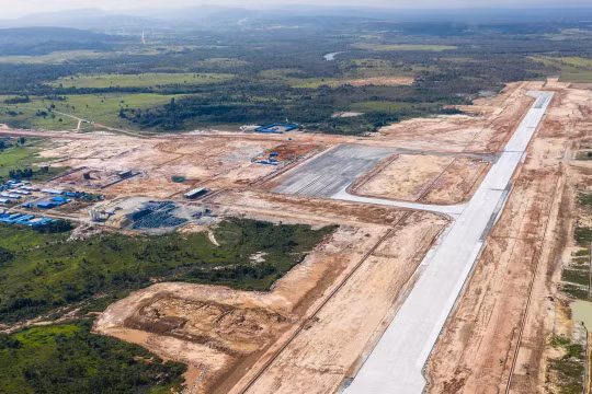 Sân bay quốc tế Dara Sakor có đường băng dài 3.200 mét đang được Trung Quốc xây dựng. (Ảnh: The New York Times)