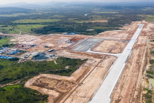 Sân bay quốc tế Dara Sakor có đường băng dài 3.200 mét đang được Trung Quốc xây dựng. (Ảnh: The New York Times)