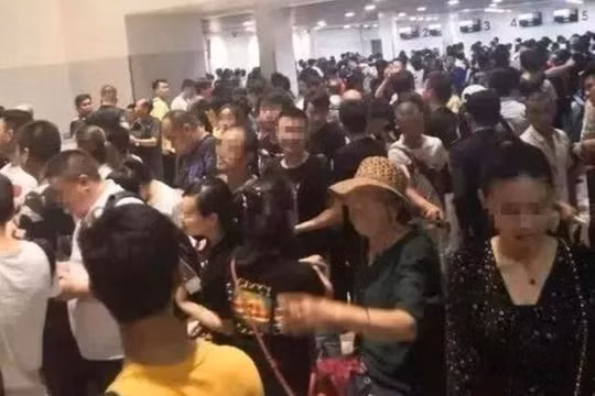 Người Trung Quốc lũ lượt chờ đợi làm thủ tục lên máy bay rời khỏi Campuchia. Ảnh: “Thời báo Hoàn cầu” 