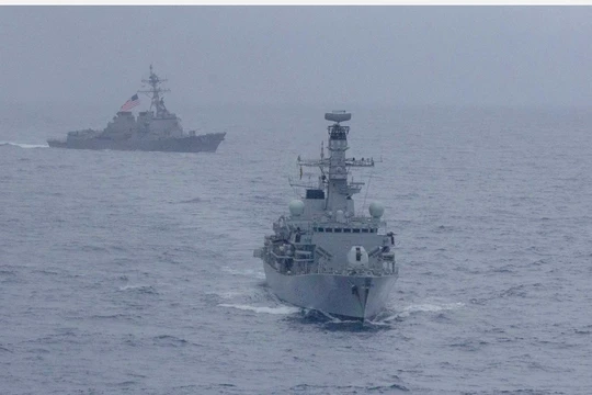 Hai tàu chiến Mỹ công khai bật hệ thống nhận biết AIS đi xuyên eo biển Đài Loan hôm 28.4 được coi là thể hiện thái độ cứng rắn hơn với Trung Quốc.