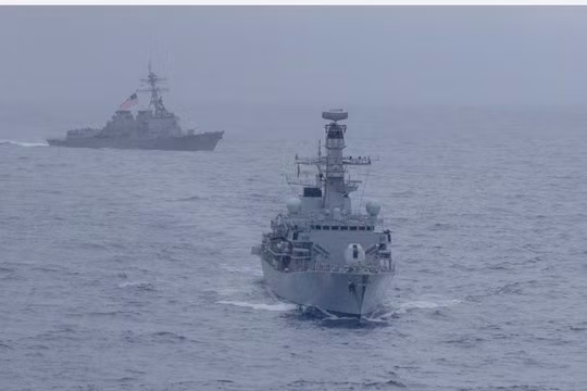 Hai tàu chiến Mỹ công khai bật hệ thống nhận biết AIS đi xuyên eo biển Đài Loan hôm 28.4 được coi là thể hiện thái độ cứng rắn hơn với Trung Quốc.