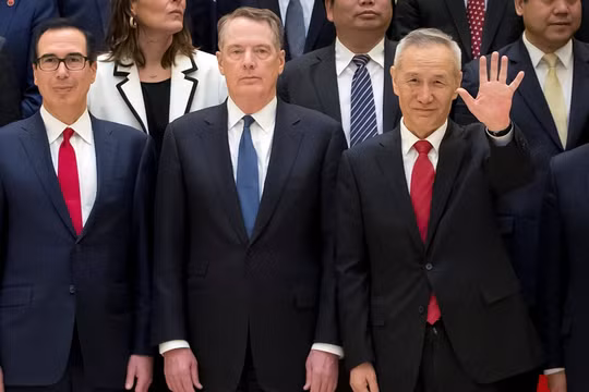 Các ông Lưu Hạc (phải) và Robert Lighthizer (giữa), Steven Mnuchin (trái) sẽ không gặp nhau trong tháng 9 như kế hoạch đã định. Ảnh: Đa Chiều