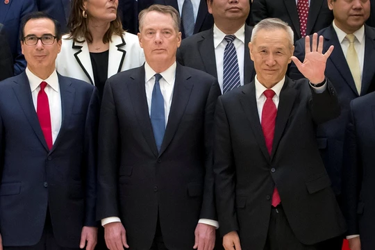 Các ông Lưu Hạc (phải) và Robert Lighthizer (giữa), Steven Mnuchin (trái) sẽ không gặp nhau trong tháng 9 như kế hoạch đã định. Ảnh: Đa Chiều