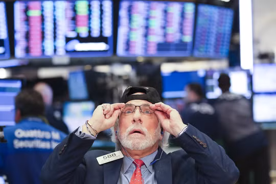 Thị trường chứng khoán Mỹ sụt giảm nghiêm trọng trong khi Tổng thống Donald Trump và Cục Dự trữ liên bang đổ vấy trách nhiệm cho nhau.
