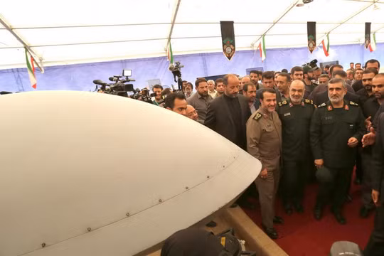 Các tướng lĩnh và quan chức Iran tham quan các hiện vật được trưng bày