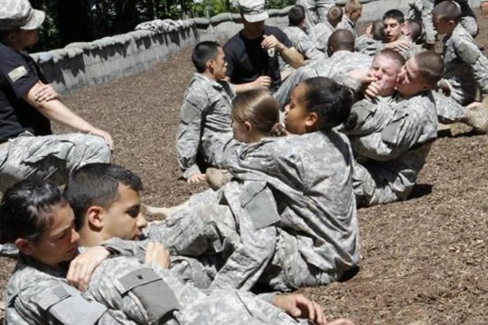 Sự tiếp xúc thường xuyên và điều kiện sinh hoạt chung đụng là một trong các nguyên nhân khiến một nửa nữ binh Mỹ bị xâm hại tình dục và 1/10 bị mang thai bất đắc dĩ.