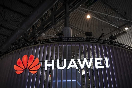 Ông Trum tuyên bố hủy bỏ lệnh cấm Huawei được ban hành hồi tháng 5, cho phép các công ty Mỹ tiếp tục bán sản phẩm cho Huawei.