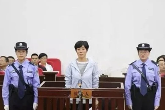 Khương Bảo Hồng - nữ Thị trưởng Vũ Uy, Cam Túc thăng quan nhờ lên gường với 40 quan trên bị ra tòa vì tội nhận hối lộ.